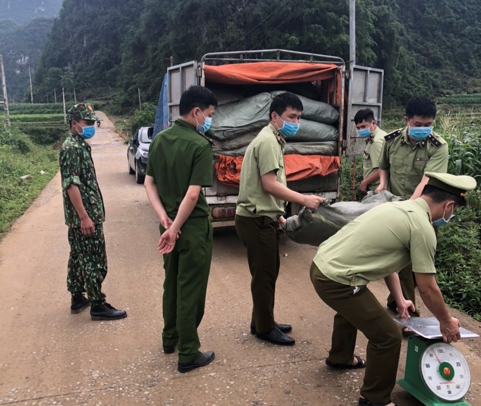 Bắt giữ gần 4 tấn nguyên liệu thuốc lá không rõ nguồn gốc