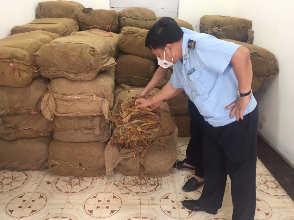 Hải quan Trà Lĩnh chủ trì bắt giữ 2,5 tấn nguyên liệu thuốc lá