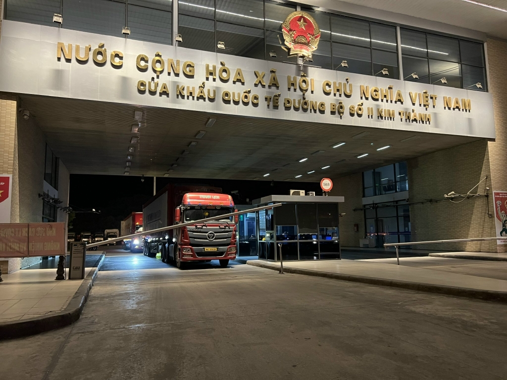 38 xe hàng được thông quan tại cửa khẩu Kim Thành, Lào Cai trong đêm 5/7