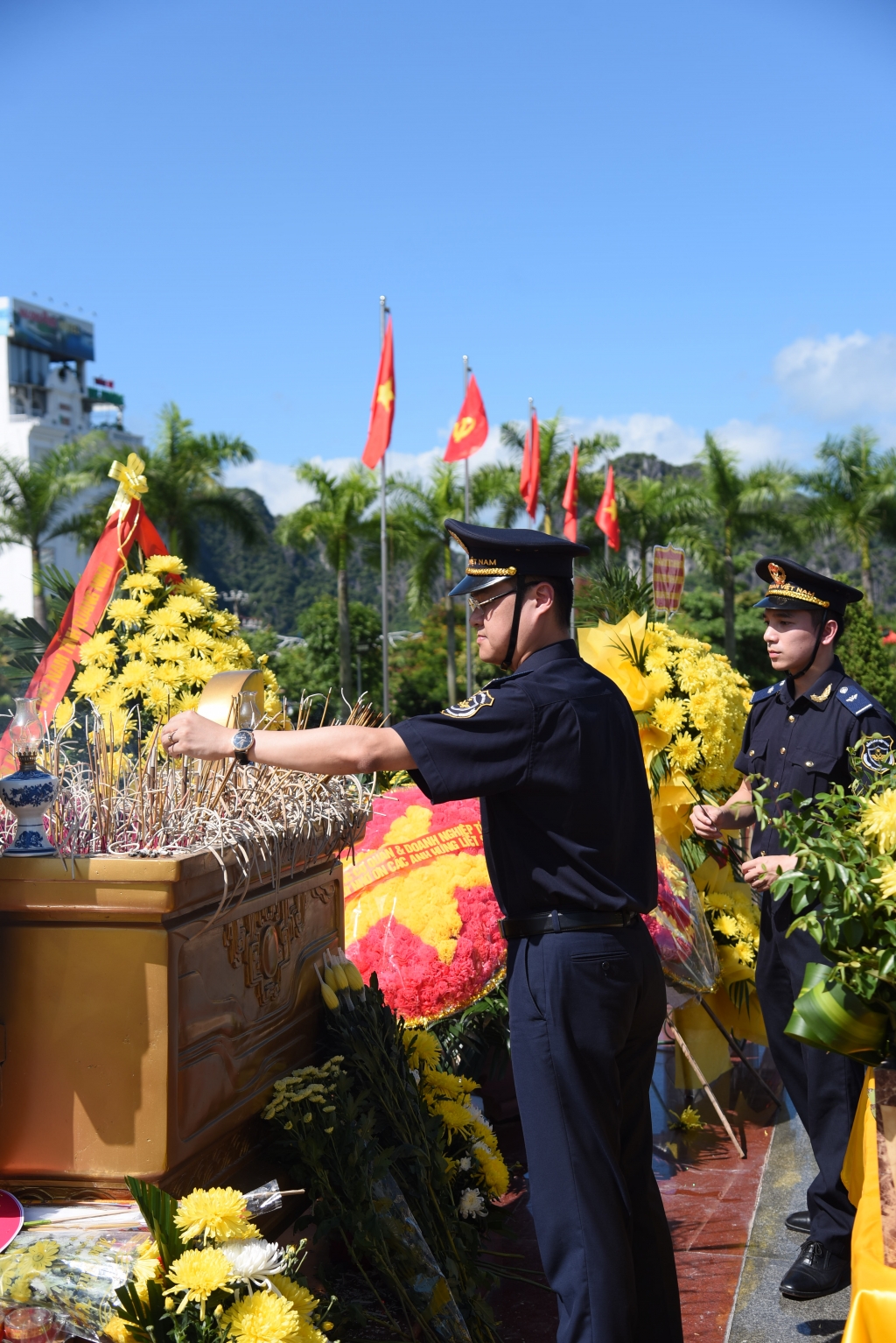 Thanh niên Hải quan tặng 30 phần quà cho gia đình chính sách tại Quảng Ninh