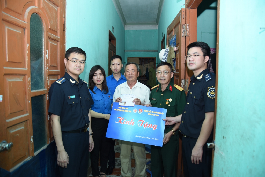 Thanh niên Hải quan tặng 30 phần quà cho gia đình chính sách tại Quảng Ninh