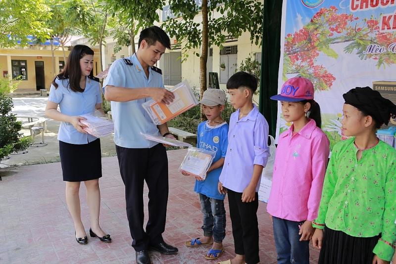 thanh nien hai quan hai phong tang qua o dia ban dac biet kho khan cua ha giang