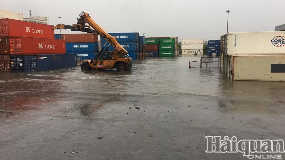 Hải Phòng: Chật vật làm thủ tục xuất nhập khẩu vì mưa lớn