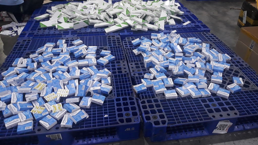 Bắt giữ hàng trăm hộp thuốc, bộ kit test nhanh Covid-19 nhập khẩu trái phép