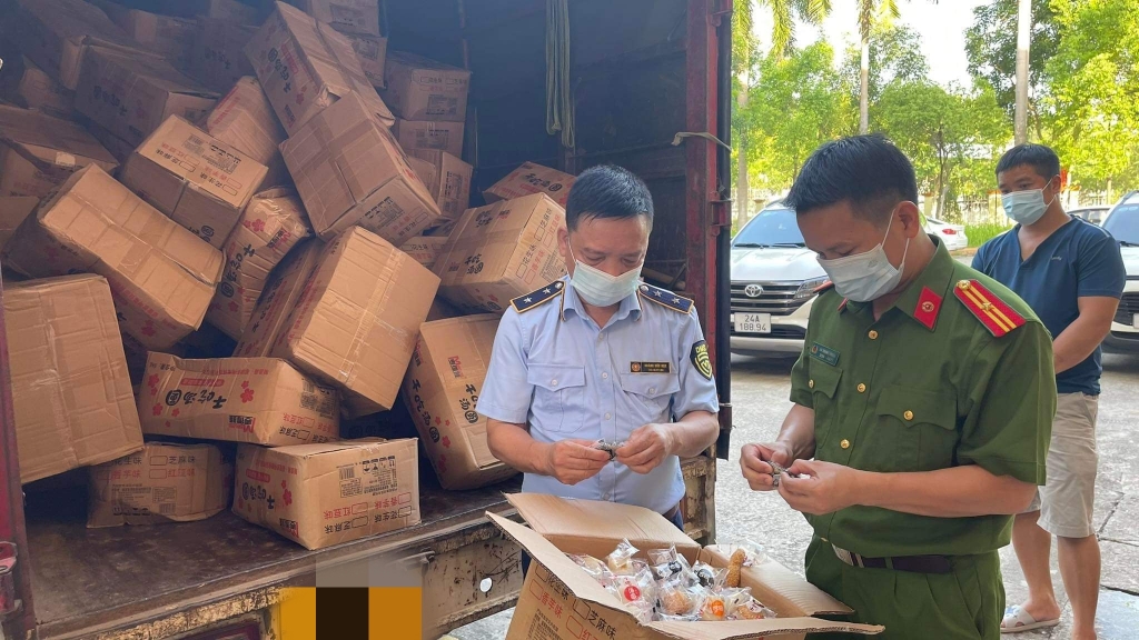 Lào Cai: Phát hiện hơn 1,3 tấn bánh không rõ nguồn gốc