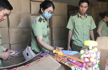 Tiếp tục điều tra vụ 3 xe tải cỡ lớn chở bánh kẹo, đồ chơi Trung Quốc
