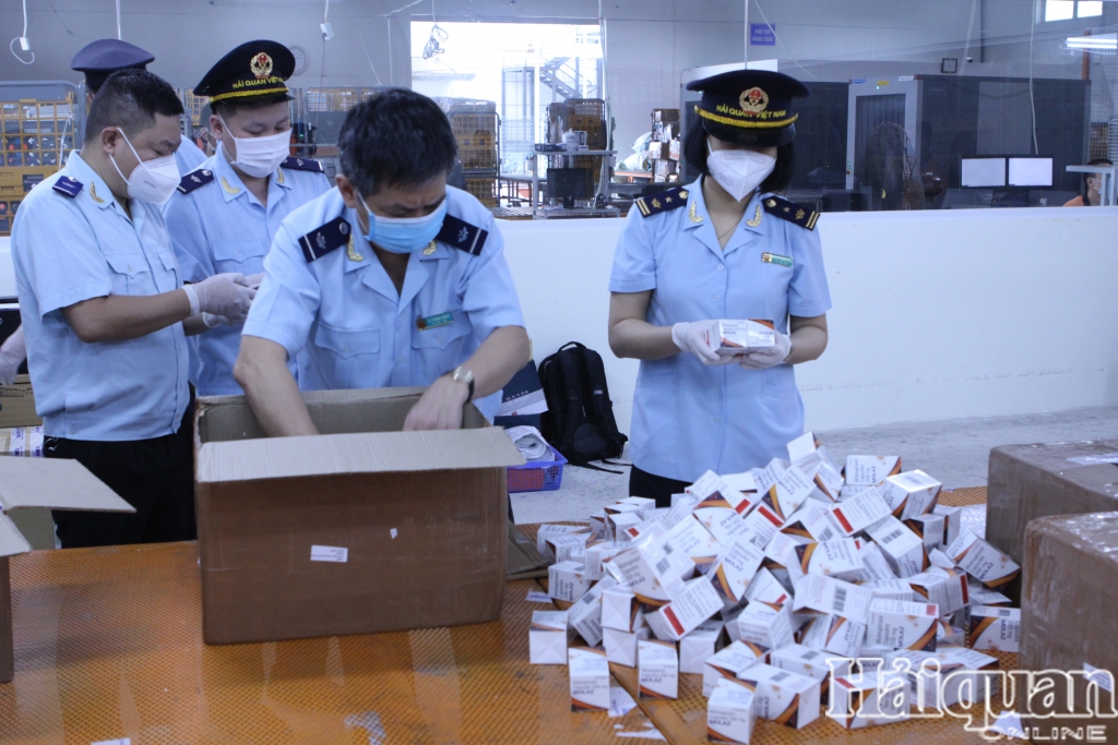 Hải quan bắt giữ hơn 60.000 viên thuốc điều trị Covid-19 ngụy trang hàng quà biếu, tặng