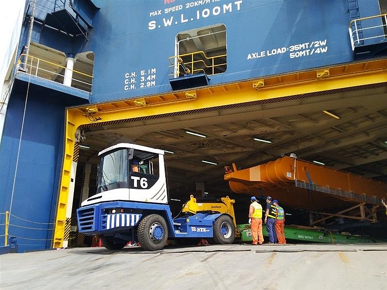 Xếp dỡ thành công cần cẩu Liebherr nặng 41 tấn tại cảng Tân Vũ, Hải Phòng