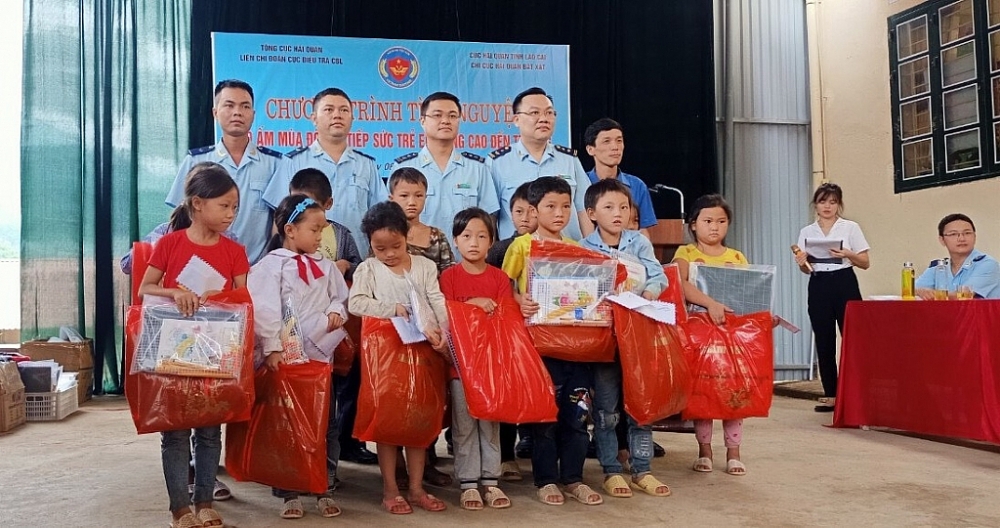 Thanh niên Hải quan tặng quà tại huyện biên giới Lào Cai