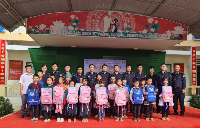 Thanh niên Hải quan tặng 200 suất quà cho học sinh vùng cao ở Hà Giang