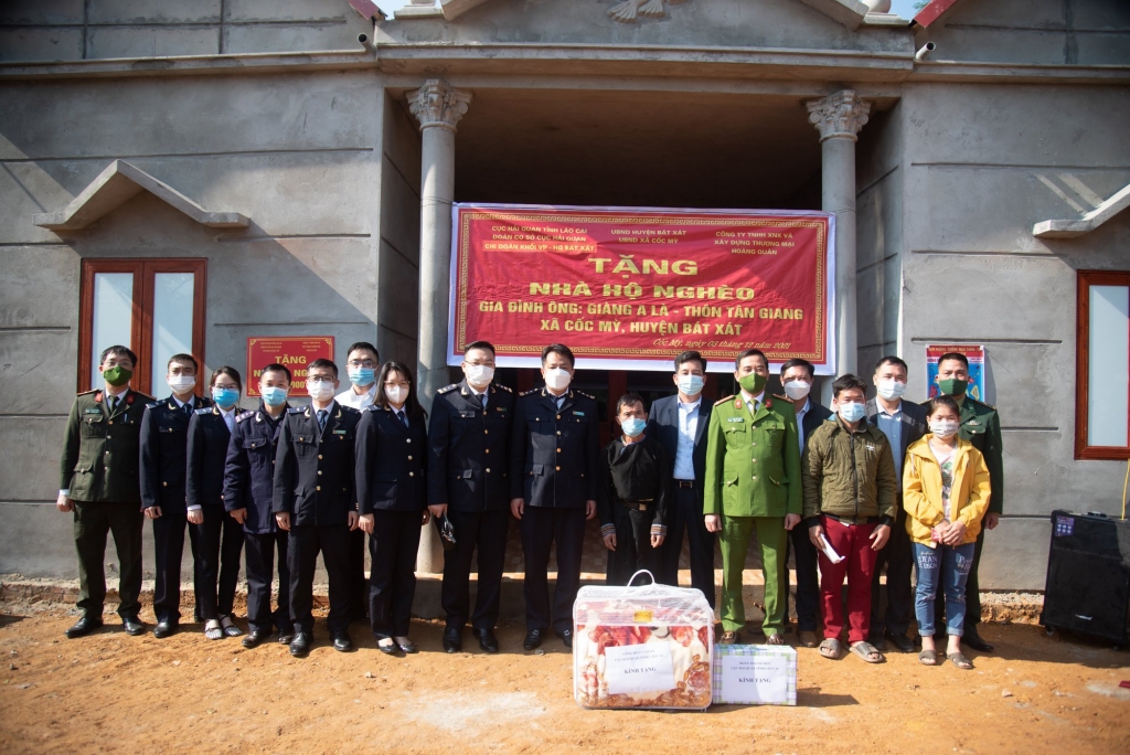 Lào Cai: Hải quan Bát Xát tặng nhà tình nghĩa cho hộ nghèo