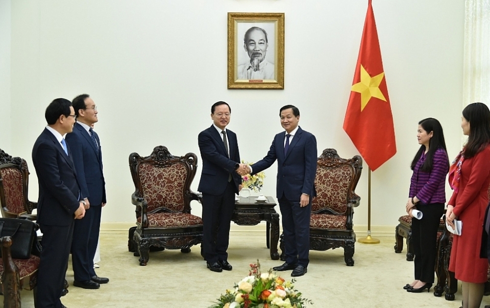 Đồng chí Lê Minh Khái, Bí thư Trung ương Đảng, Phó Thủ tướng Chính phủ tiếp ông Park Hark Kyu, Tổng giám đốc Tập đoàn Samsung Electronics.