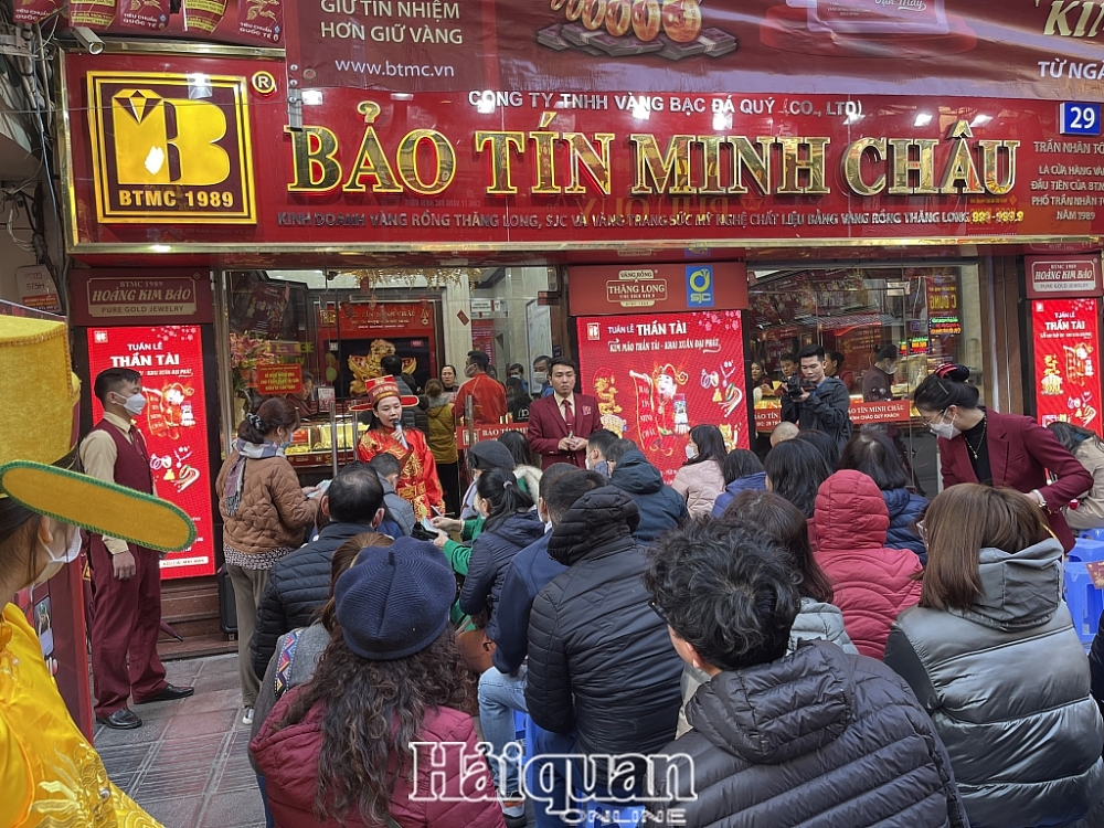 Người dân xếp hàng mua vàng tại Bảo Tín Minh Châu (phố Trần Nhân Tông, Hà Nội) trong sáng 31/1. Ảnh: H.Dịu
