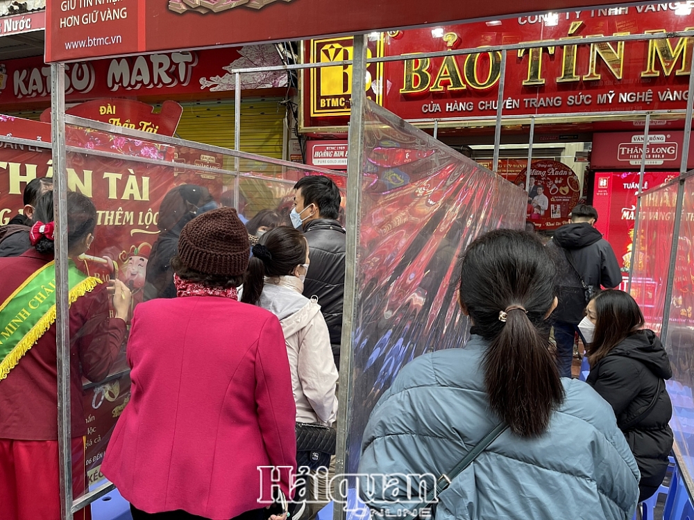 Bất chấp thời tiết mưa rét ở Hà Nội, người dân vẫn xếp hàng để mua vàng tại Bảo Tín Minh Châu. Ảnh: H.Dịu
