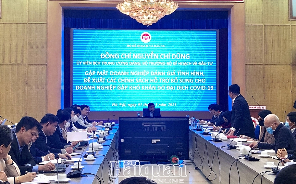 Bộ trưởng Nguyễn Chí Dũng đang lắng nghe ý kiến của các doanh nghiệp, hiệp hội. Ảnh: H.Dịu