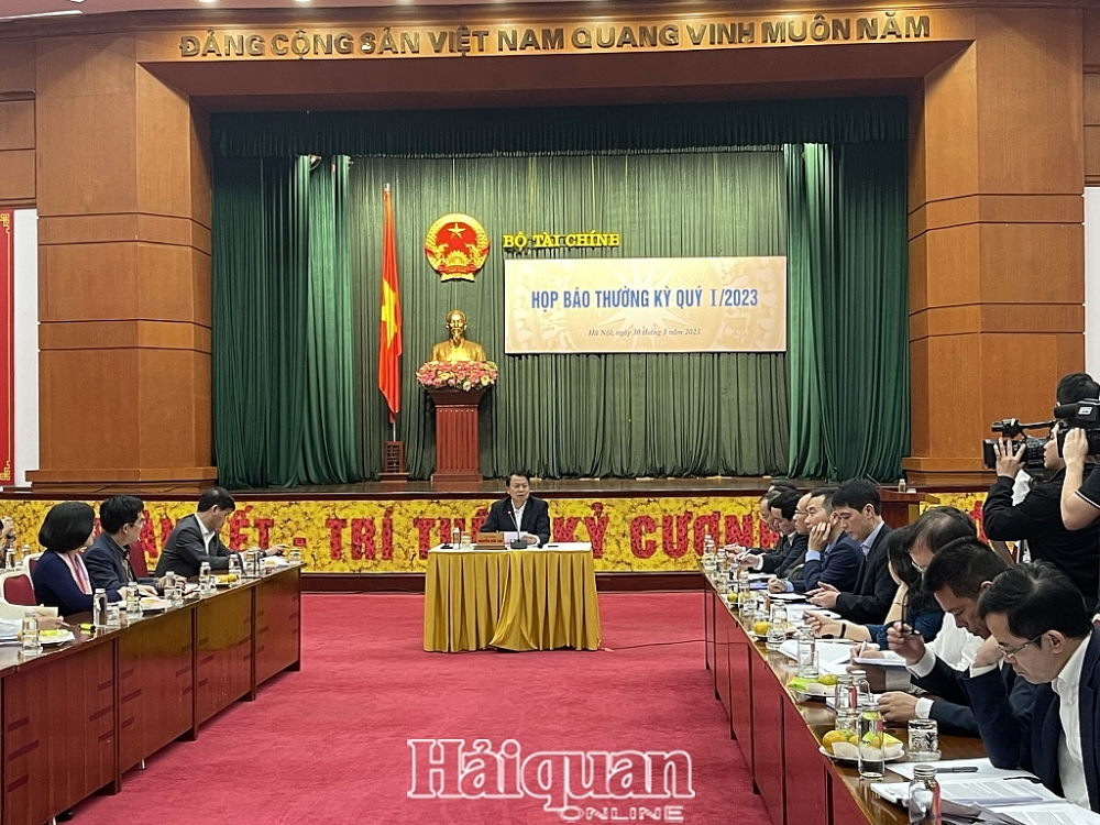 Thứ trưởng Bộ Tài chính Nguyễn Đức Chi chủ trì buổi họp báo. Ảnh: H.Dịu