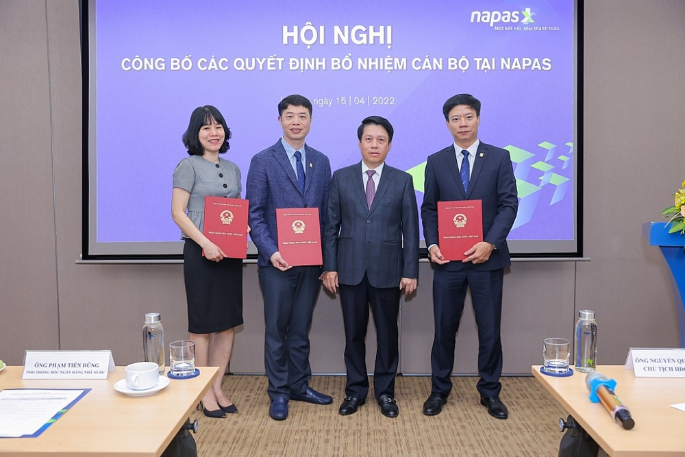 Phó Thống đốc NHNN Phạm Tiến Dũng trao Quyết định đại diện phần vốn nhà nước tại Napas.