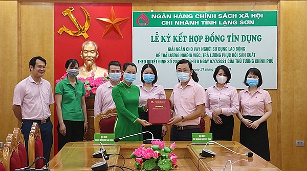 Đại diện NHCSXH tỉnh và đại diện Công ty TNHH Vận tải Công nghệ Mai Linh Lạng Sơn ký kết hợp đồng tín dụng.