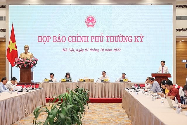 Bộ trưởng, Chủ nhiệm VPCP Trần Văn Sơn phát biểu tại họp báo.