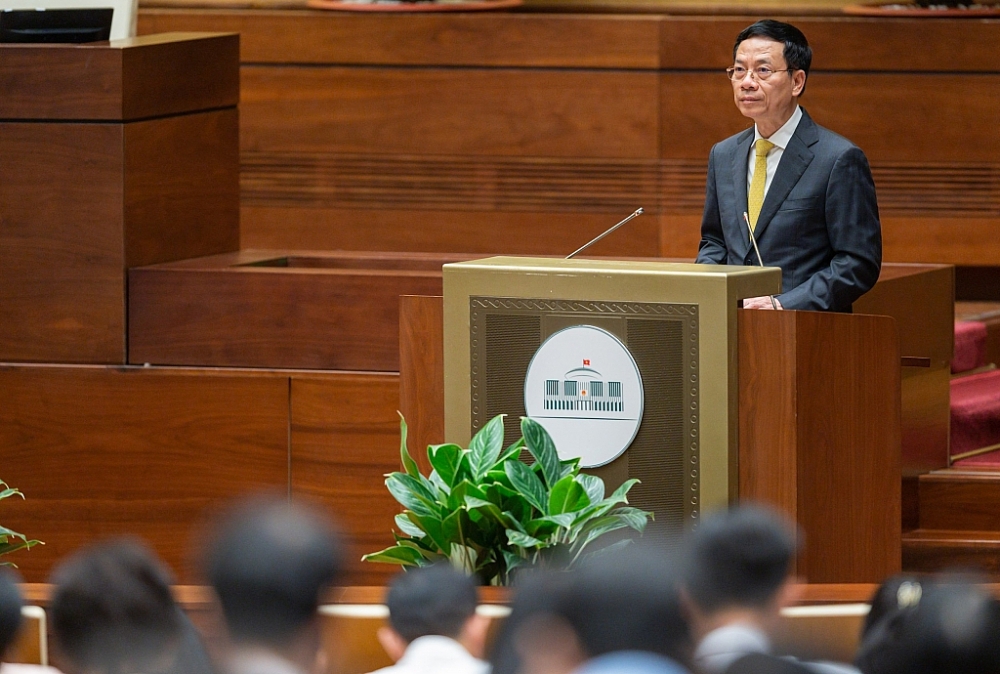 Bộ trưởng Bộ Thông tin và Truyền thông Nguyễn Mạnh Hùng trình bày tại Quốc hội. Ảnh: Quochoi.vn