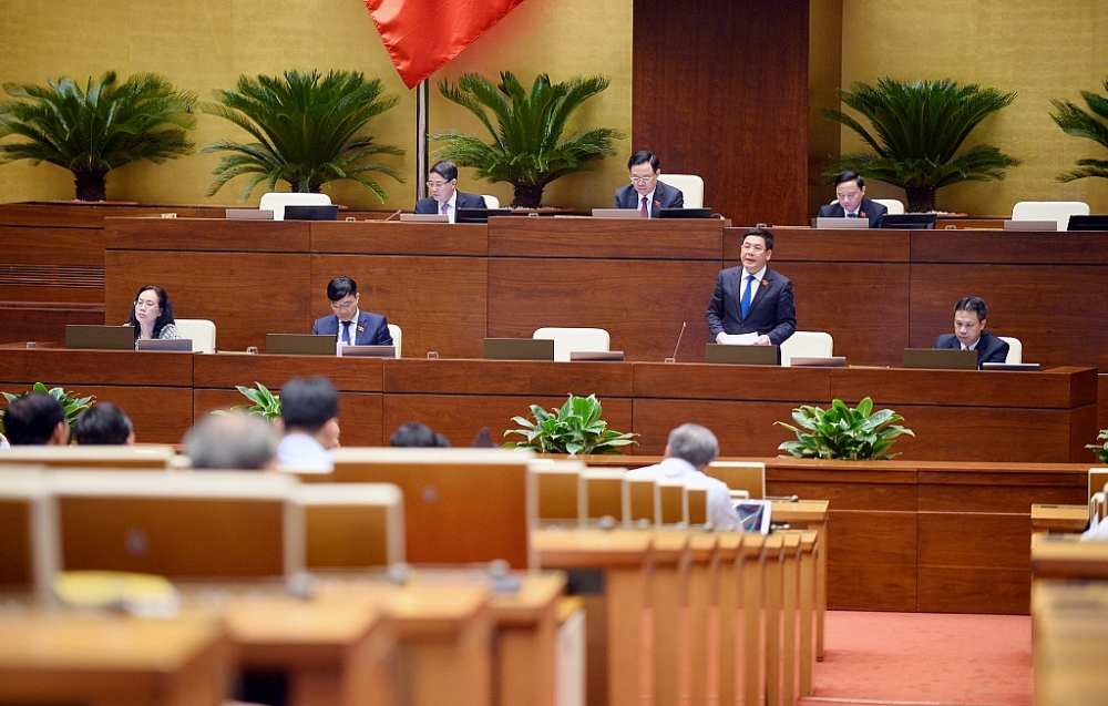 Bộ trưởng Nguyễn Hồng Diên trình bày Tờ trình về dự án Luật Bảo vệ quyền lợi người tiêu dùng (sửa đổi). Ảnh: Quochoi.vn