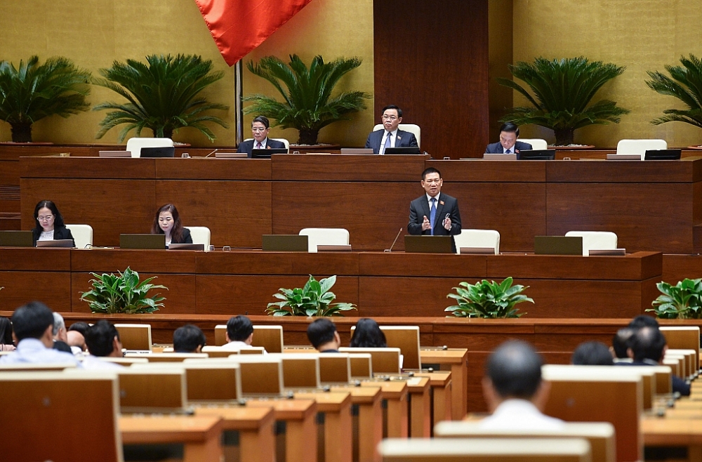 Bộ trưởng Bộ Tài chính Hồ Đức Phớc giải trình trước Quốc hội. Ảnh: Quochoi.vn