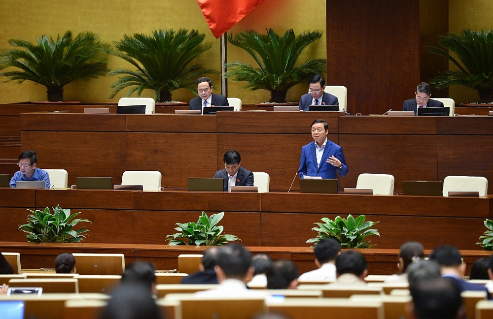 Bộ trưởng Bộ Tài nguyên và Môi trường Trần Hồng Hà báo cáo giải trình, làm rõ một số vấn đề đại biểu Quốc hội quan tâm. Ảnh: Quochoi.vn