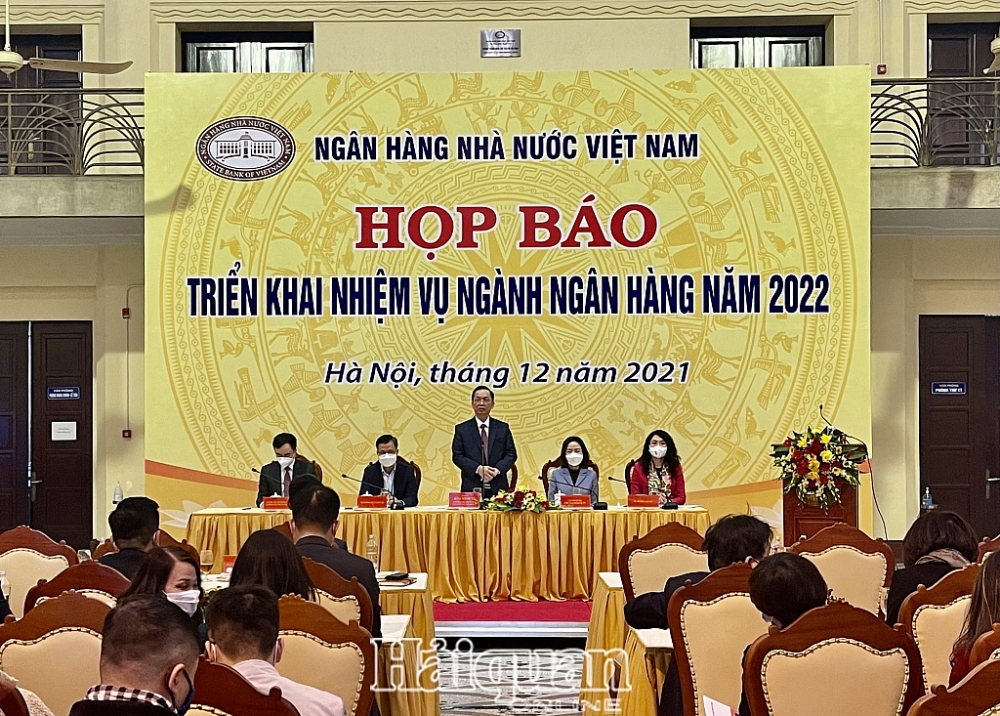 Phó Thống đốc NHNN Đào Minh Tú phát biểu tại họp báo. Ảnh: H.Dịu