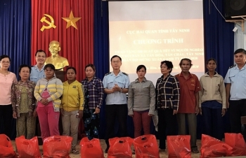 Hải quan Tây Ninh trao hơn 1.000 phần quà Tết cho người nghèo