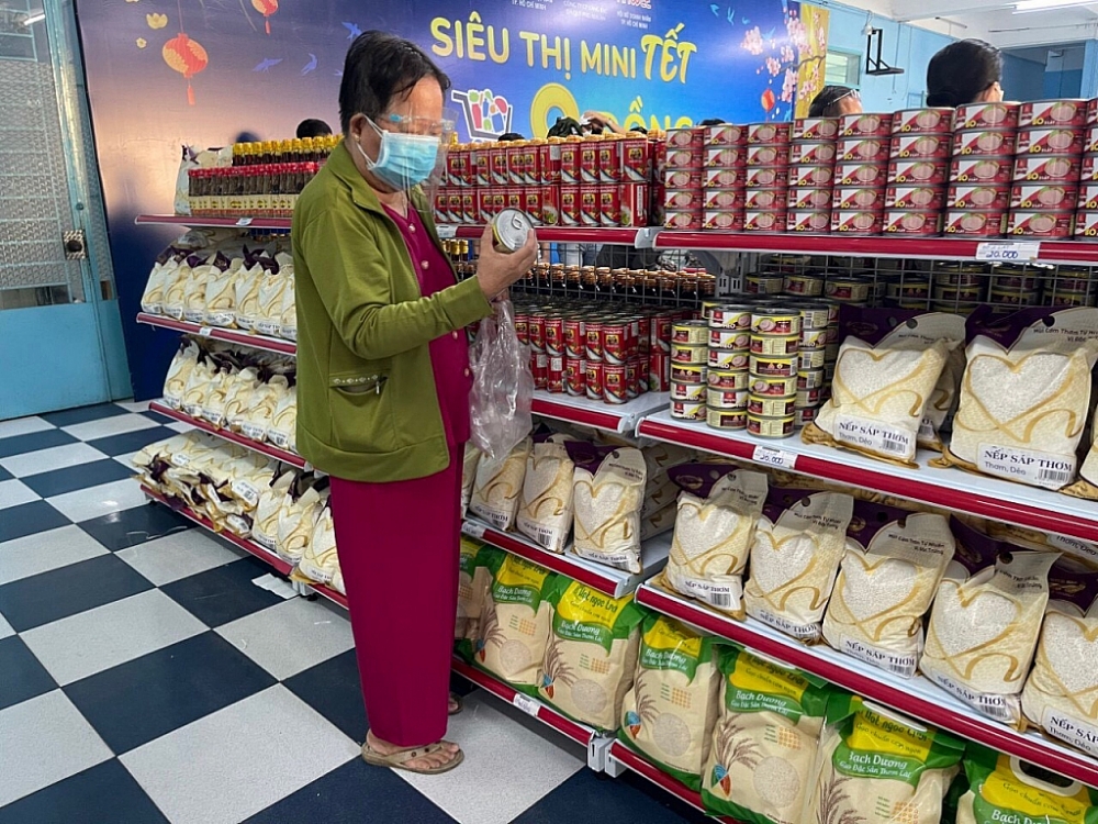 Người lao động hoàn cảnh khó khăn trải nghiệm mua sắm tại “Siêu thị mini Tết 0 đồng” ngày 8/1. Ảnh BTC