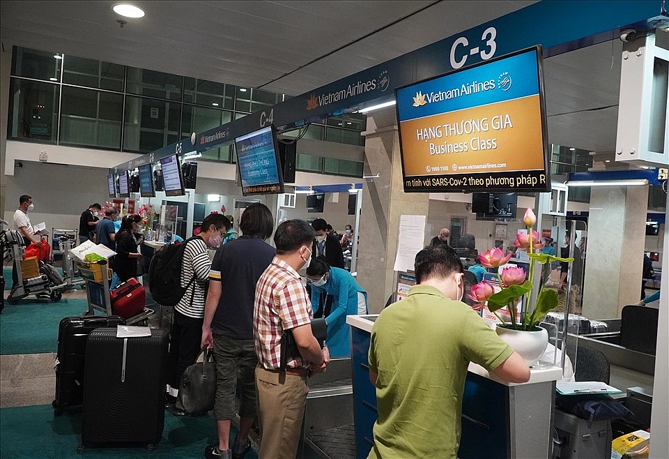 Hành khách làm thủ tục tại sân bay Tân Sơn Nhất ngày 21/11/2021. Ảnh Khánh Linh