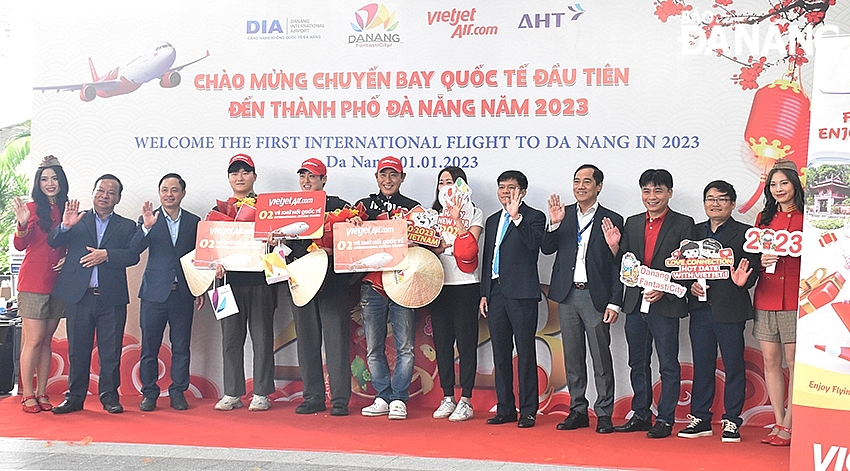 Những vị khách quốc tế đầu tiên đến Đà Nẵng trong năm 2023. 