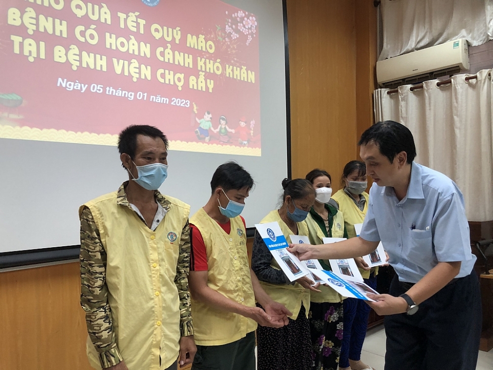 Đại diện BHXH TPHCM trao tặng quà Tết cho người thân bệnh nhân đang điều trị tại Bệnh viện Chợ Rẫy.