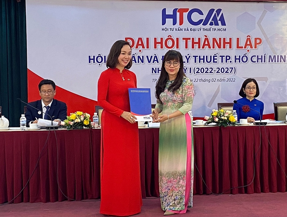 Bà Lê Thị Thu Hương nhận Quyết định thành lập Hội Tư vấn và Đại lý thuế TPHCM. Ảnh T.D