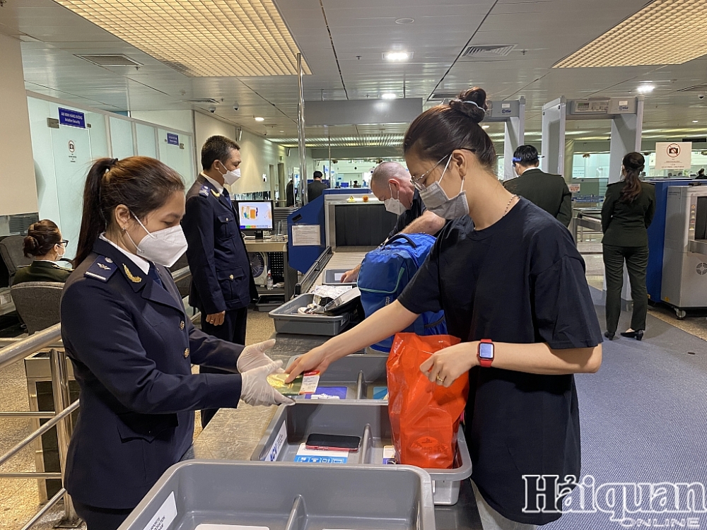 Hải quan sân bay Tân Sơn Nhất làm thủ tục cho hàng nghìn khách nhập cảnh mỗi ngày