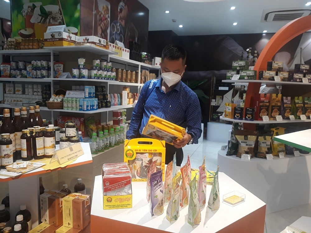 Doanh nghiệp tham quan tìm hiểu sản phẩm Việt bên lề hội thảo. Ảnh Nguyễn Trinh