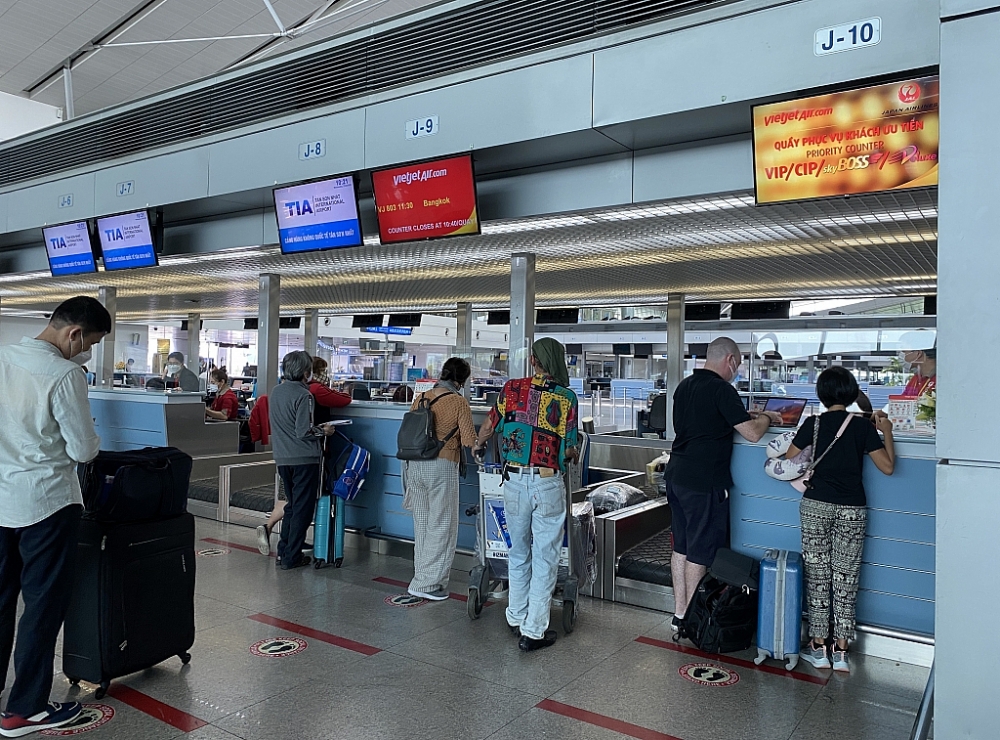 Hành khách làm thủ tục tại Cảng Hàng không sân bay quốc tế Tân Sơn Nhất ngày 23/2/2022. Ảnh T.D