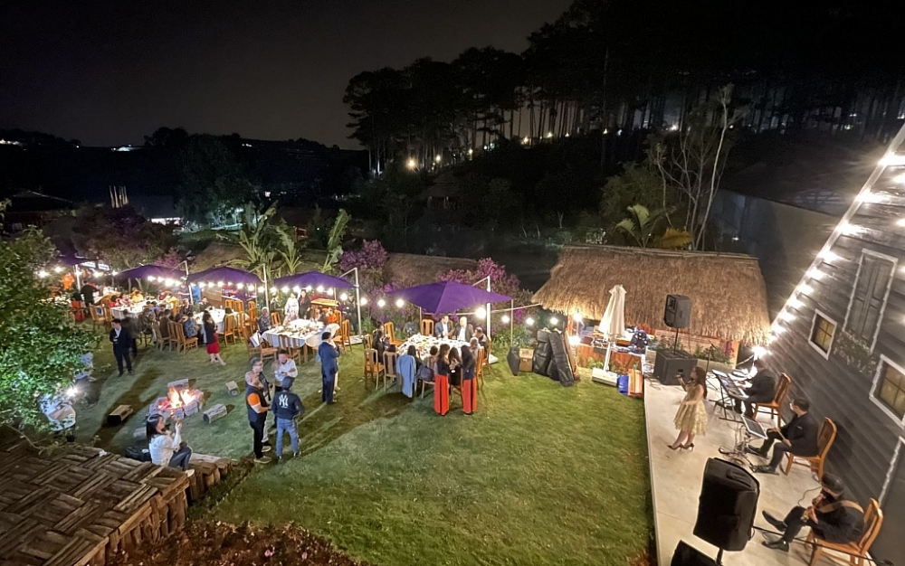 Du khách trải nghiệm hoạt động về đêm tại thành phố Đà Lạt trong dịp nghỉ lễ Giỗ Tổ Hùng Vương.