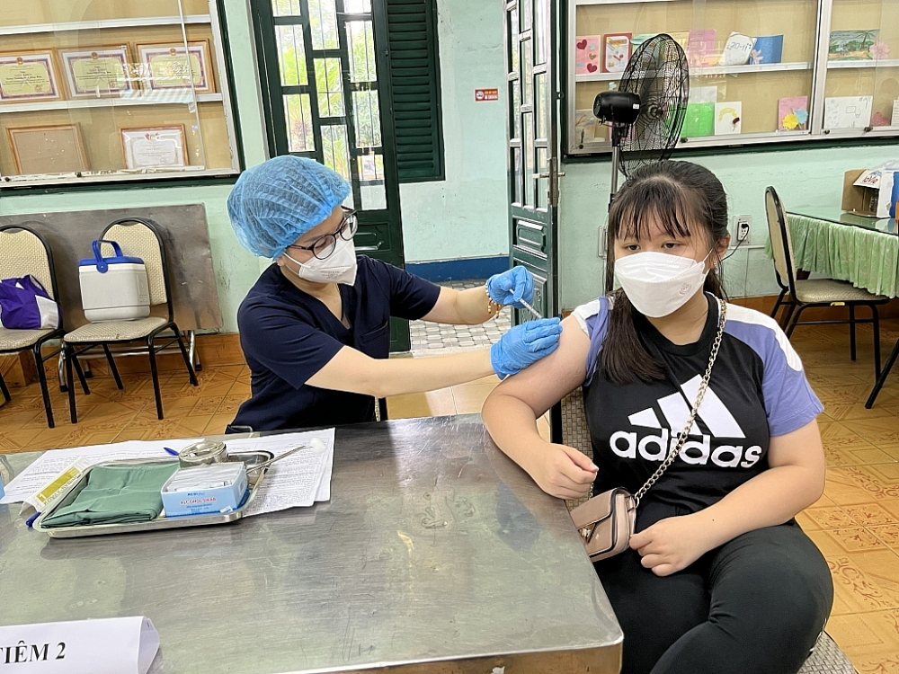 Học sinh lớp 6 tại TPHCM được tiêm chủng vắc xin ngừa Covid-19 trong ngày 16/4. Ảnh: T.D