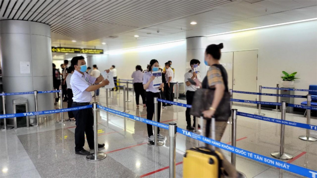 Nhân viên y tế hướng dẫn hành khách phân luồng tại Sân bay quốc tế Tân Sơn Nhất