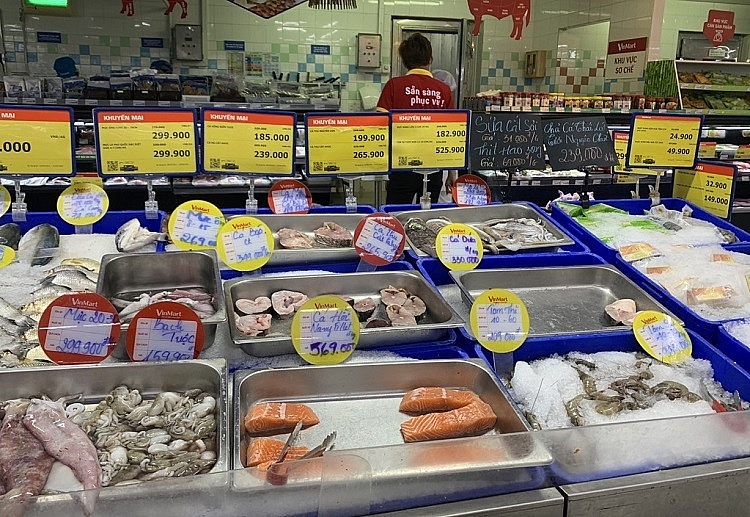 ột số mặt hàng hải sản cũng gần hết hàng trong chiều 30/5 tại siêu thị Vinmart thành phố Thủ Đức.