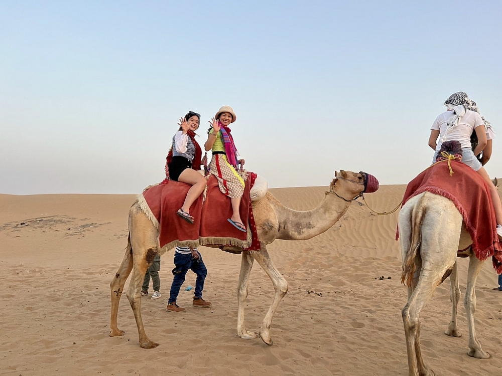 Du khách Việt trải nghiệm cưỡi lạc đà ở Dubai trong dịp nghỉ lễ 30/4 và 1/5/2022. Ảnh: Mai Hân 