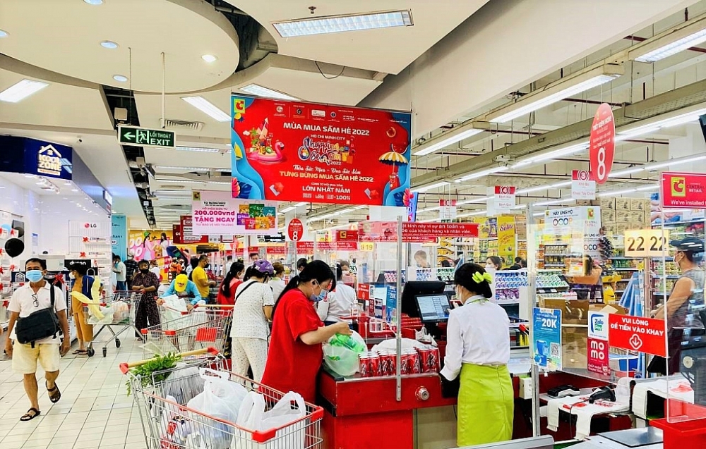 Người tiêu dùng có cơ hội mua sắm tiết kiệm tại các hệ thống siêu thị TPHCM. Ảnh: T.D