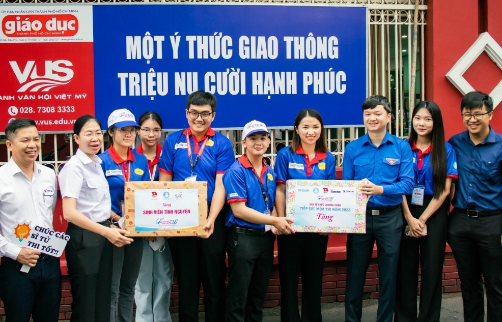 Những "áo xanh" tình nguyện đồng hành cùng sĩ tử thi tốt nghiệp THPT