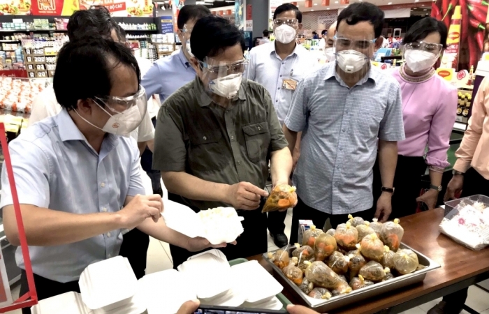 Thủ tướng Phạm Minh Chính kiểm tra công tác chuẩn bị hàng hóa của siêu thị