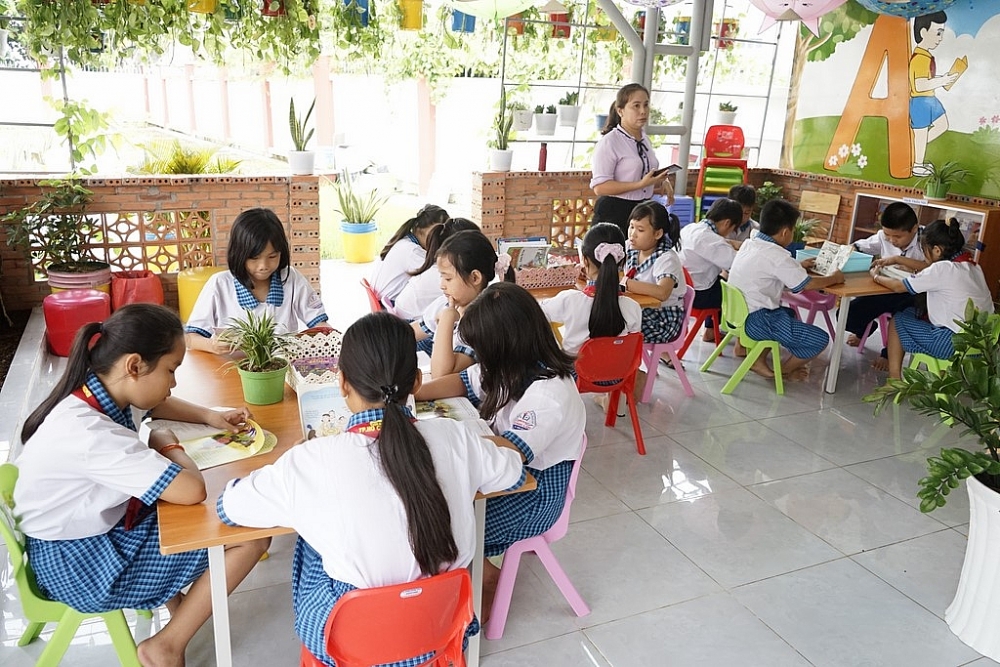 Học sinh trường Tiểu học Bình Lợi, huyện Bình Chánh, TPHCM đọc sách tại thư viện. Ảnh: Nguyễn Giàu
