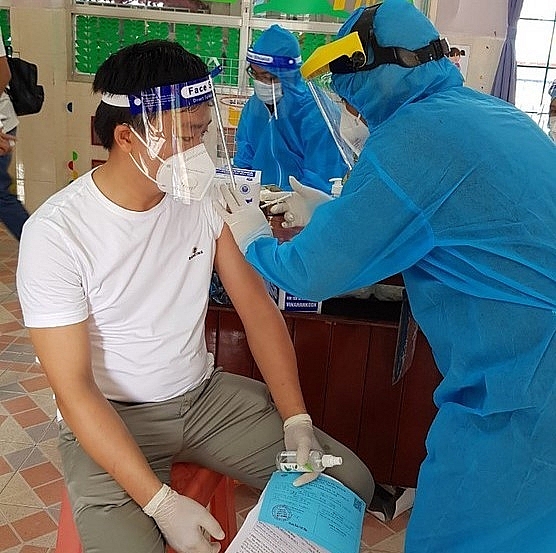 Người dân thành phố Thủ Dầu Một tiêm vắc xin
