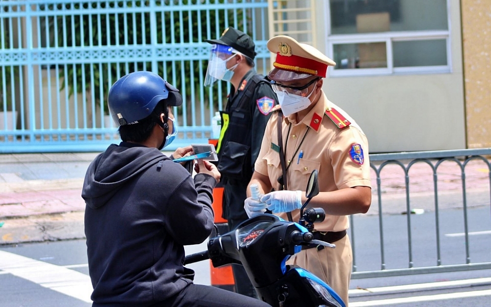 Lực lượng chức năng TPHCM kiểm tra giấy đi đường của người dân trong thời gian giãn cách xã hội. Ảnh CTV