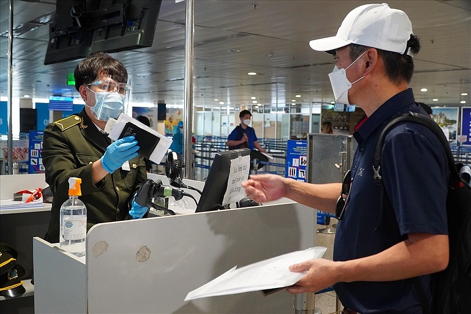 Hành khách làm thủ tục an ninh tại Sân bay Tân Sơn Nhất ngày 21/11/2021. Ảnh Khánh Linh
