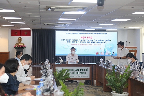 Nhiều vấn đề liên quan đến Công ty Việt Á được nêu ra tại buổi họp. Ảnh Thảo Lê
